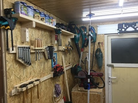 KFZ - Werkstatt - ordentlich sortiertes Werkzeug an einer Werkwand